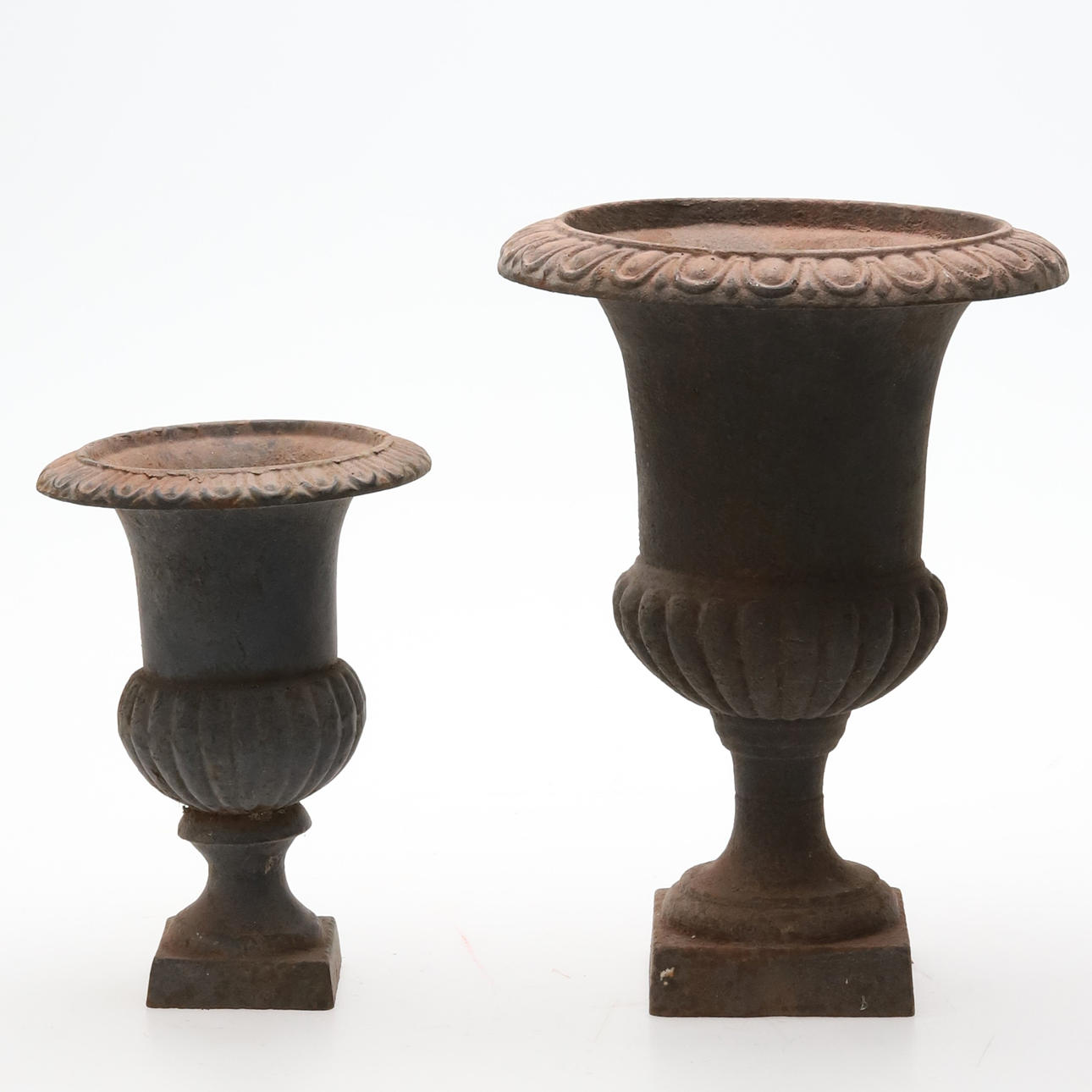 URNOR. 2 st, gjutjärn, reliefdekor, 1900-tal.