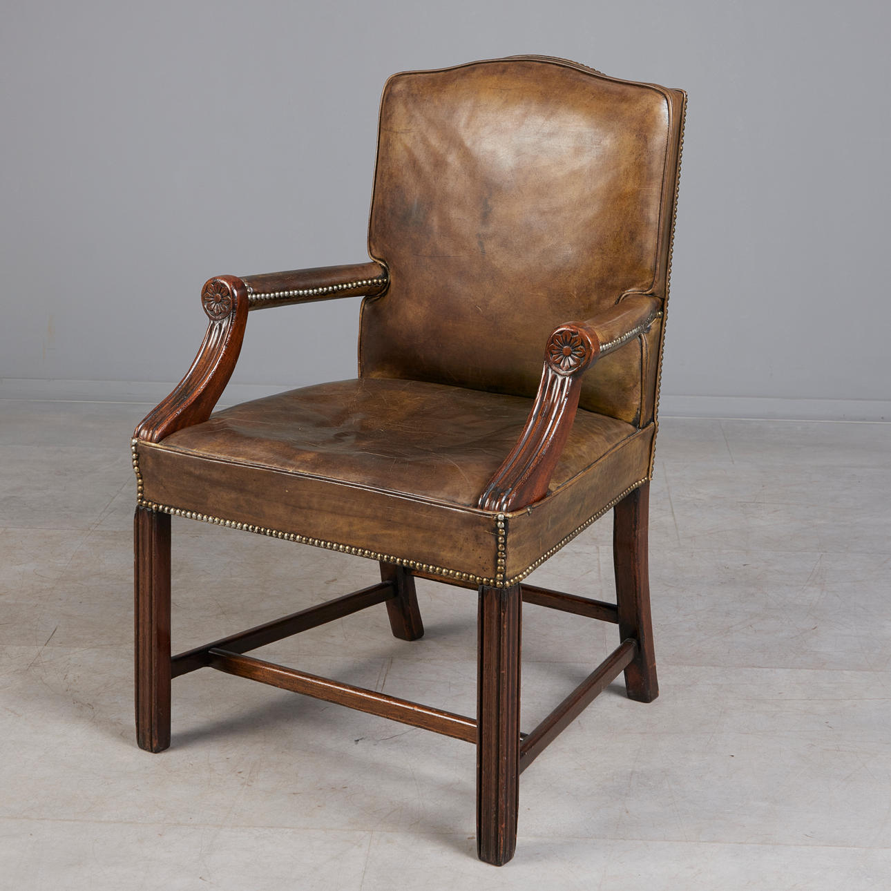 stol/ armlæn, mahogni, læder, engelsk stil.