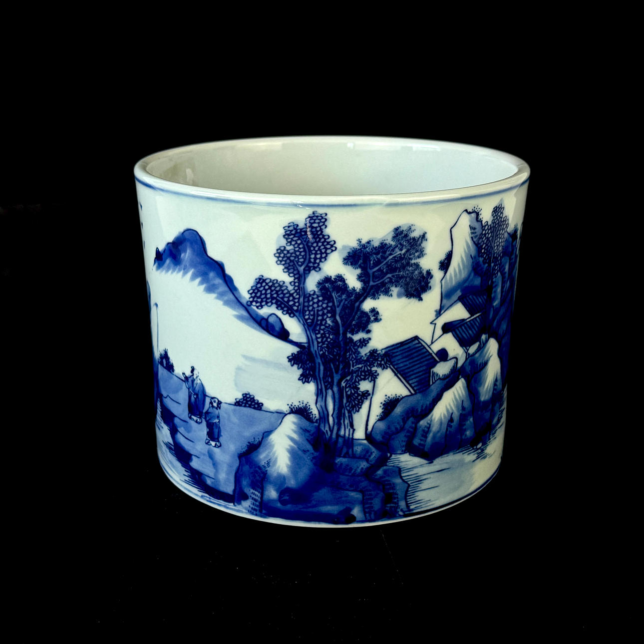 CHINESE HANDPAINTED PORCELAIN BRUSH POT.