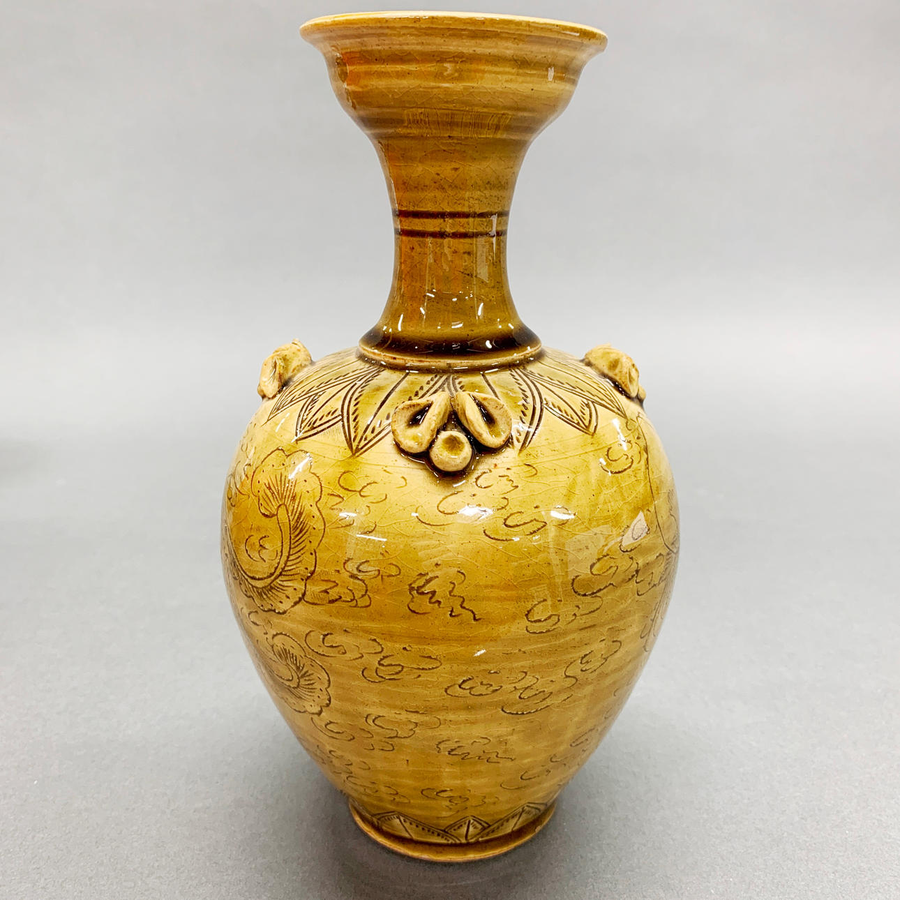 KINESISK SGRAFFITO DEKORERAD GLASERAD KERAMIKVAS.