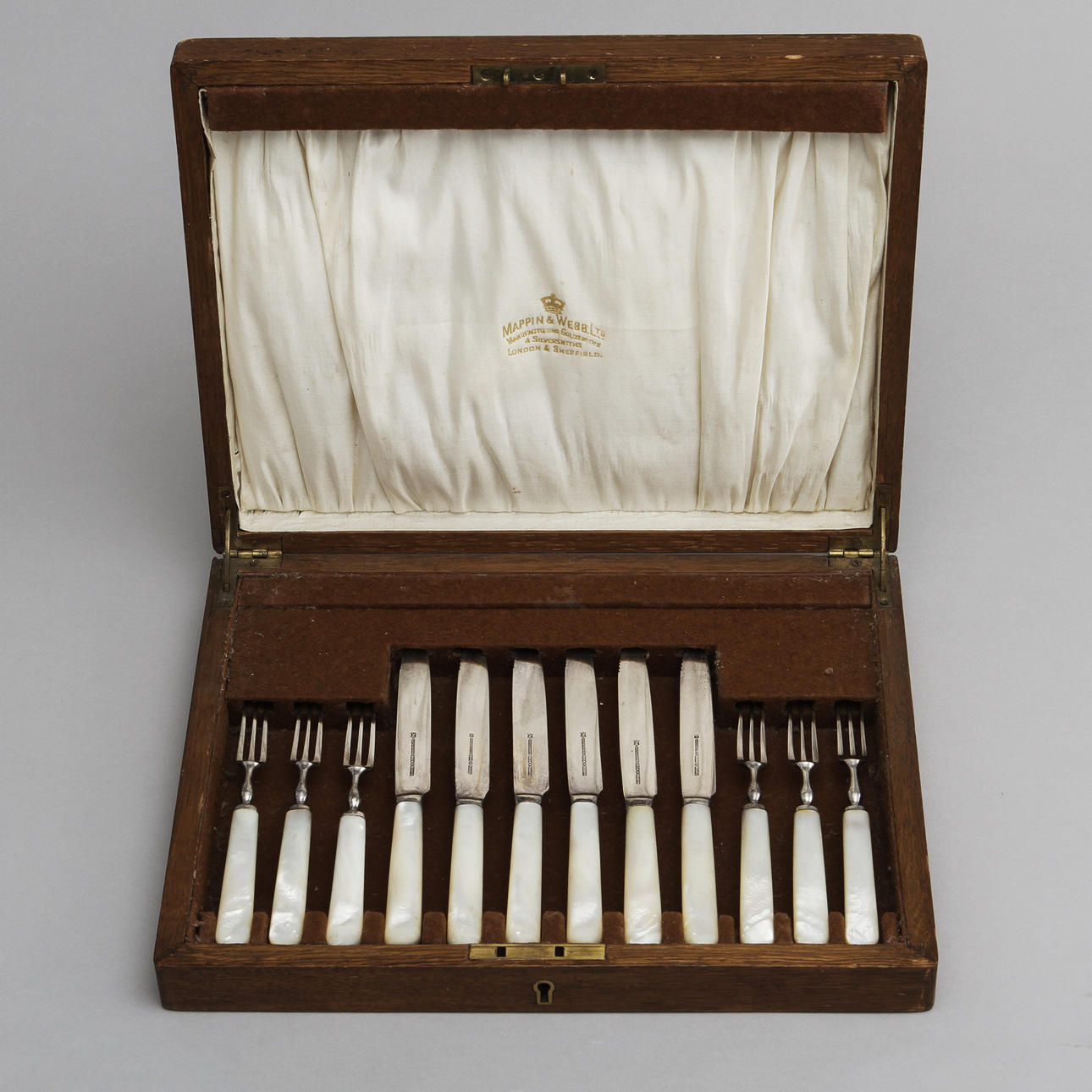 FRUKTBESTICK, 12 delar, pläter samt pärlemor, Mappin & Webb, England.