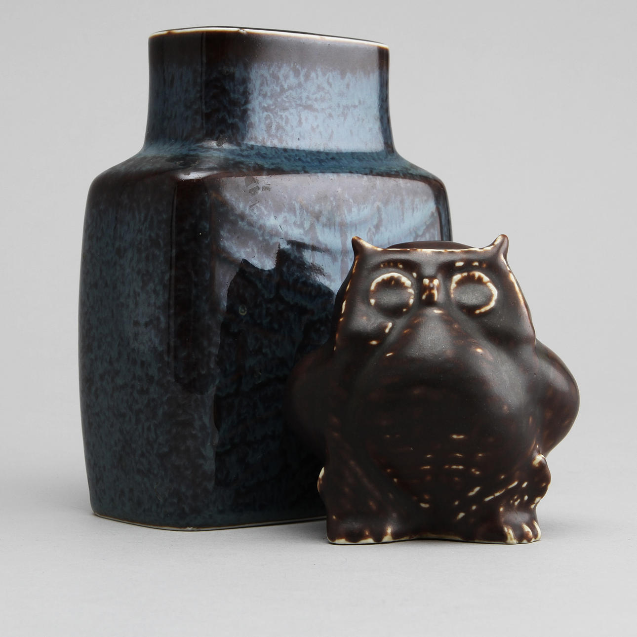 SKULPTUR samt VAS, stengods, Carl Harry Stålhane, Rörstrand.