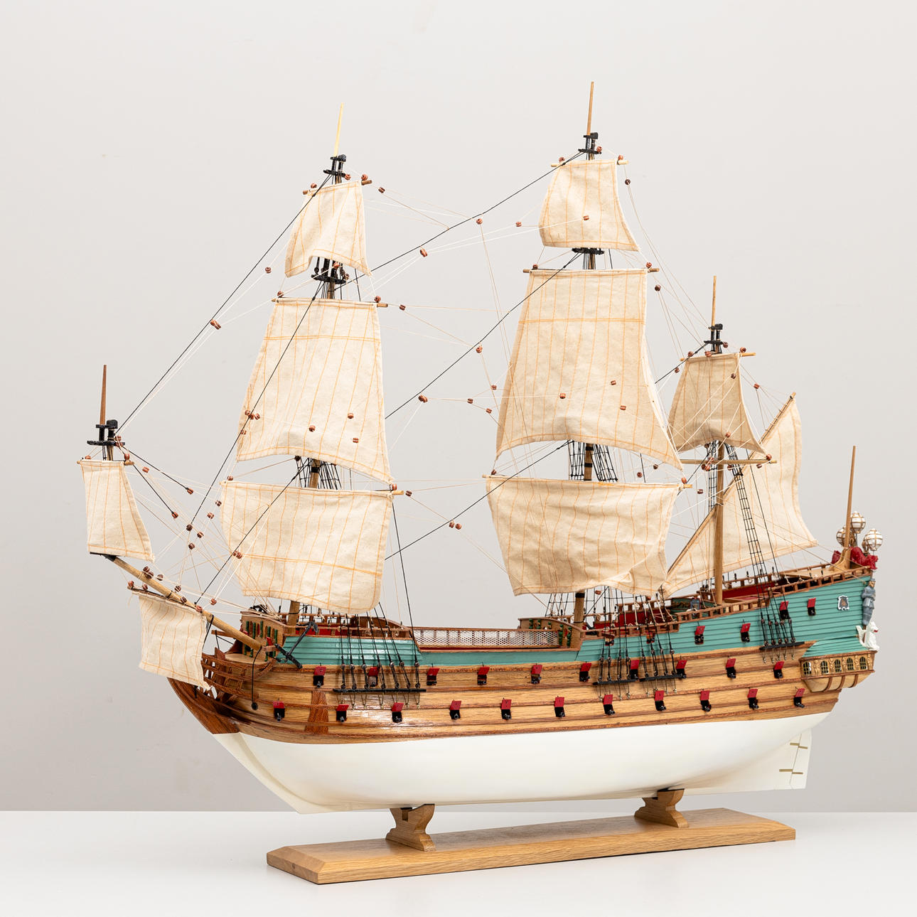 A contemporary ship model, “Wappen von Hamburg” (1669), barrel