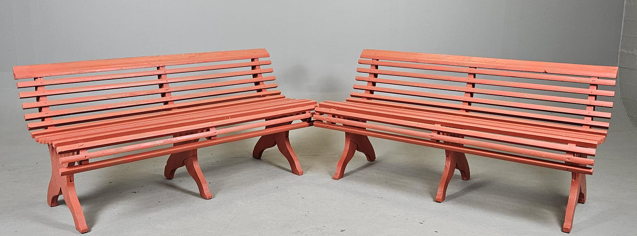 Ein Paar Gartensofas aus der Jahrhundertwende 1900.