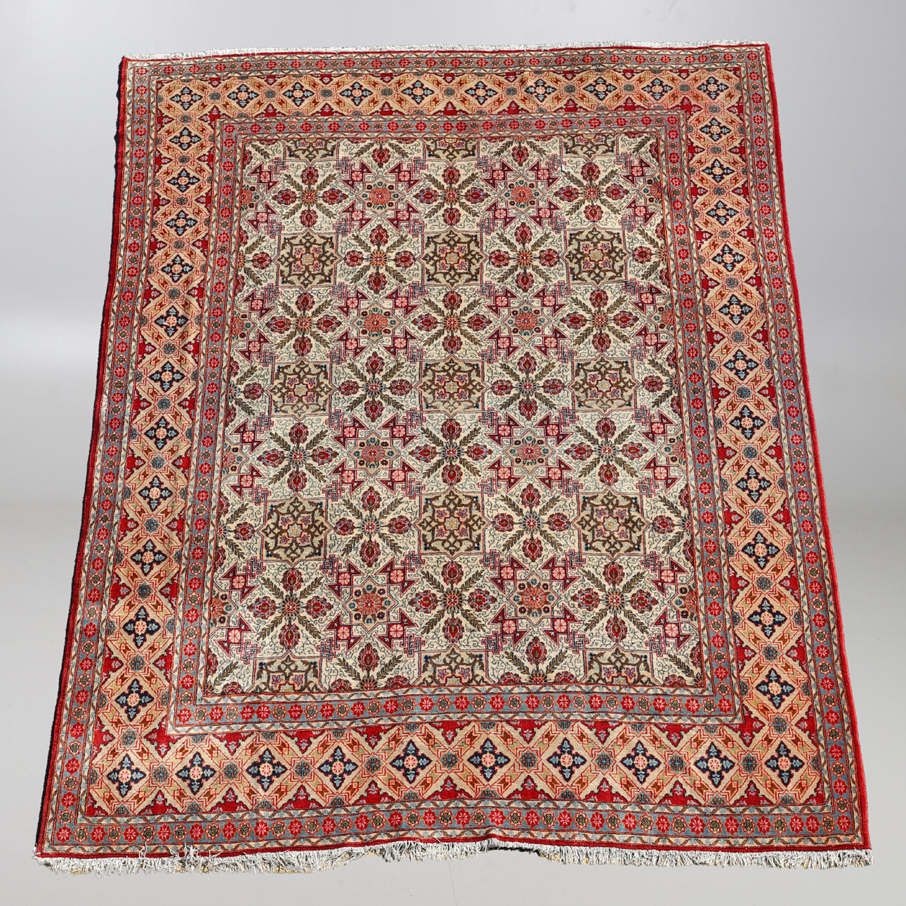 EIN UNGEWÖHNLICHER KASHAN-TEPPICH.