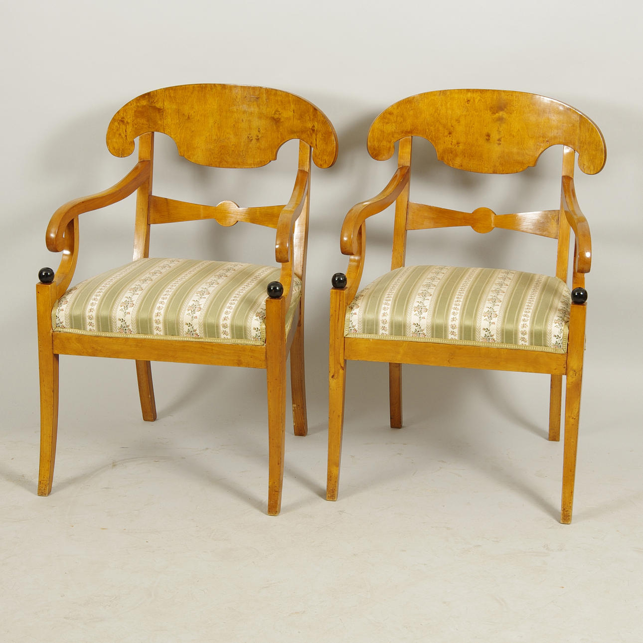 KARMSTOLAR, björk med svärtade detaljer, empirestil.