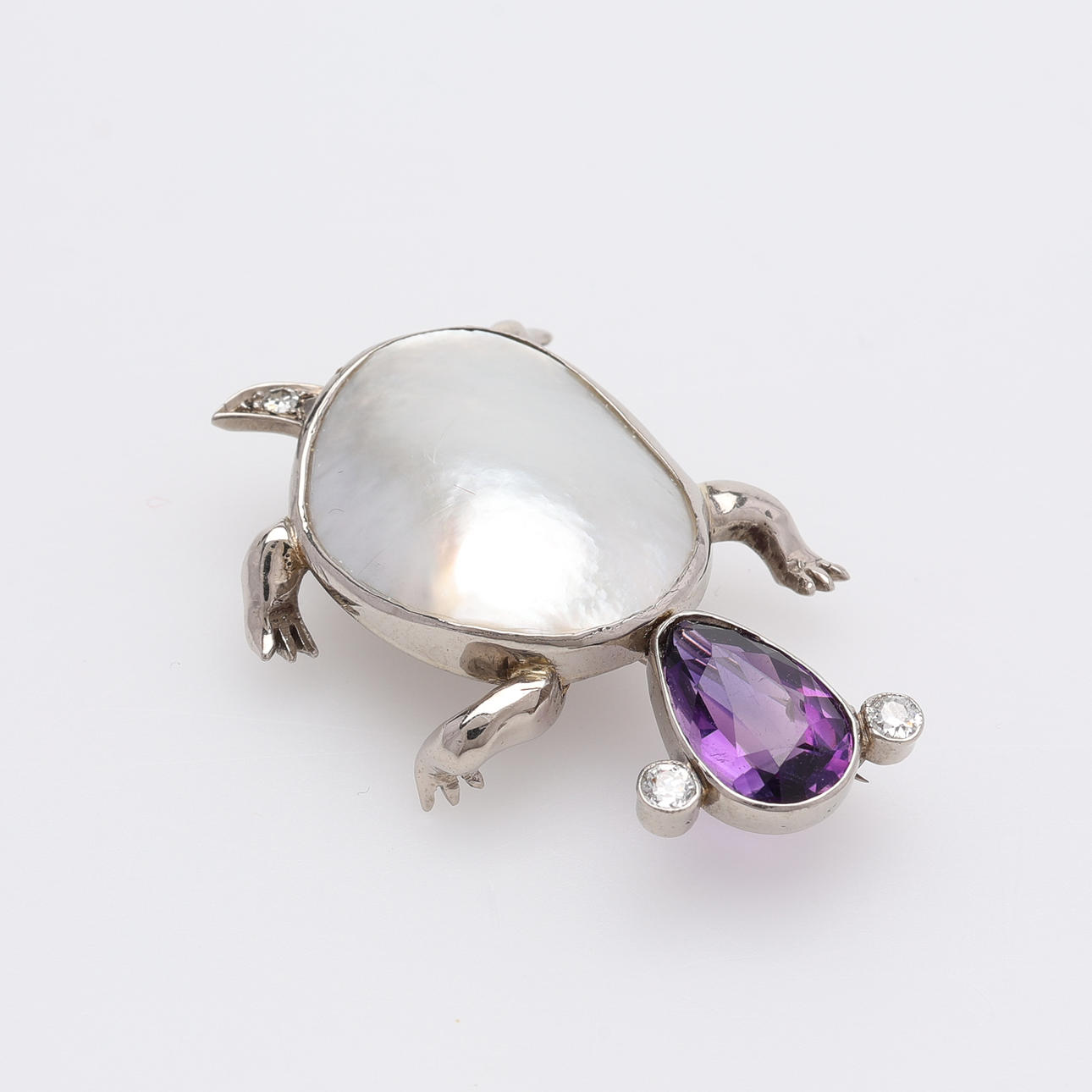 BROOCH, IN THE SHAPE OF A TURTLE, 18K WHITE GOLD, WITH 3 SMALL DIAMONDS, AMETHYST & MOTHER OF PEARL, TOTAL APPROX. 12,8 G.