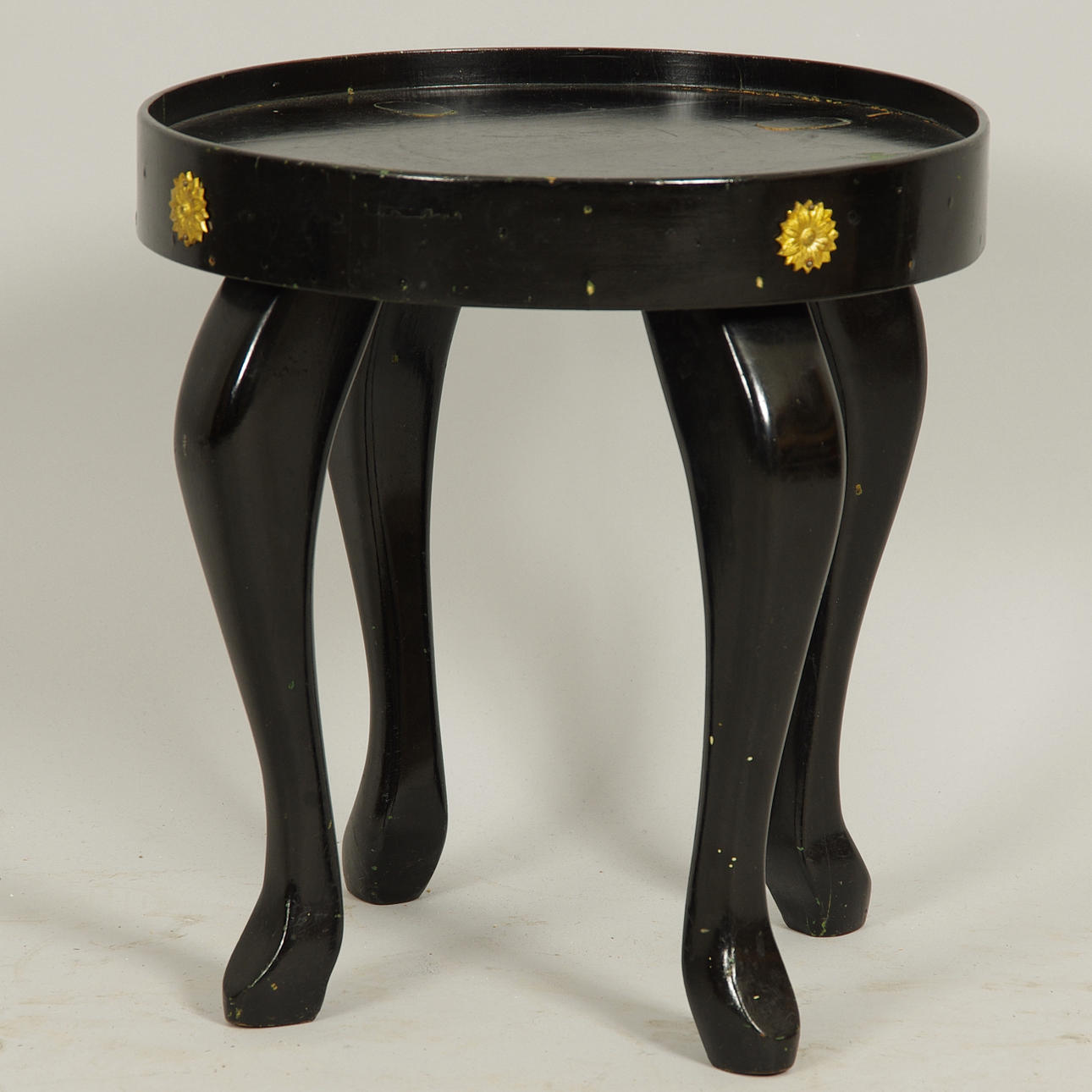 PIEDESTAL, svartmålad med bronser, rokokostil.