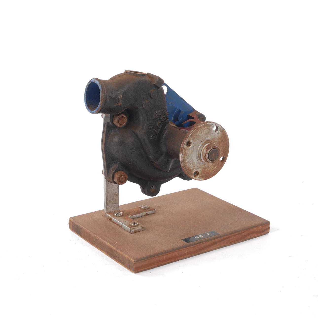 BILSKOLEUTRUSTNING, vattenpump, trä och järn, 1900-talets mitt.