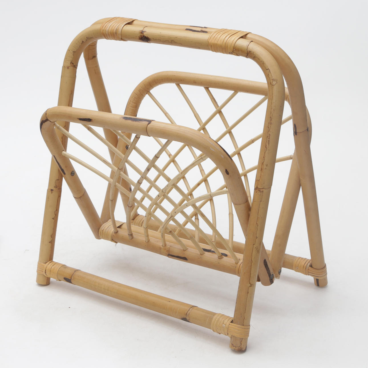 Zeitungsständer, Rattan, faltbar.