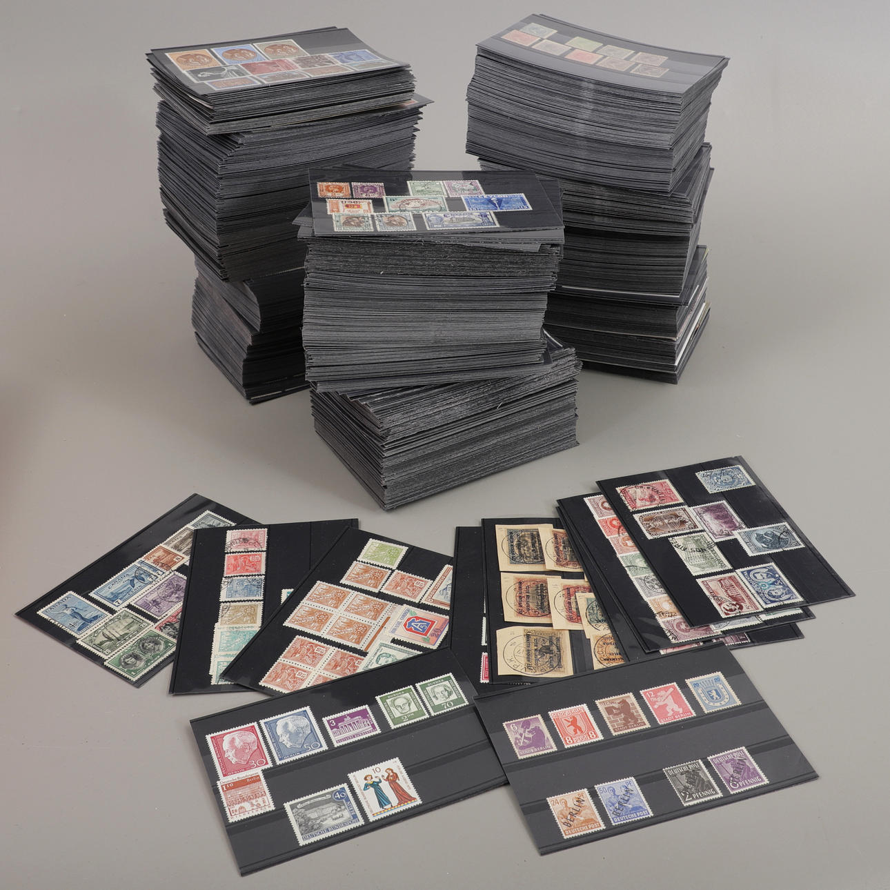 STEMPEL AUF EINSTECKKARTEN, ca. 800 Stück, weltweit, 1800/1900/2000er.