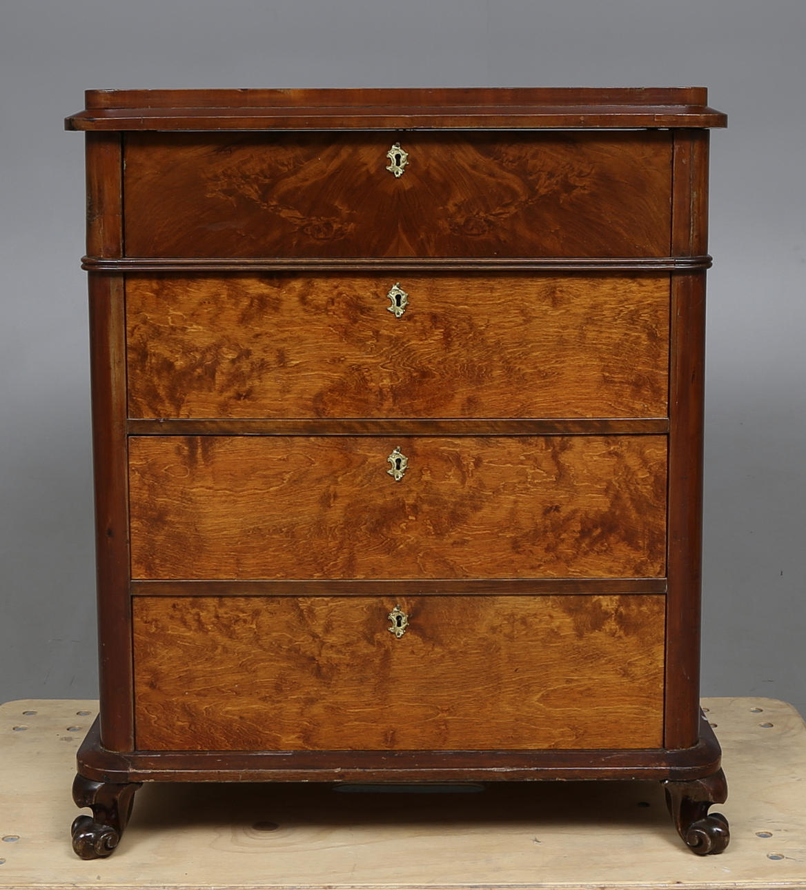 BYRÅ/KOMMOD, 1800-tal.