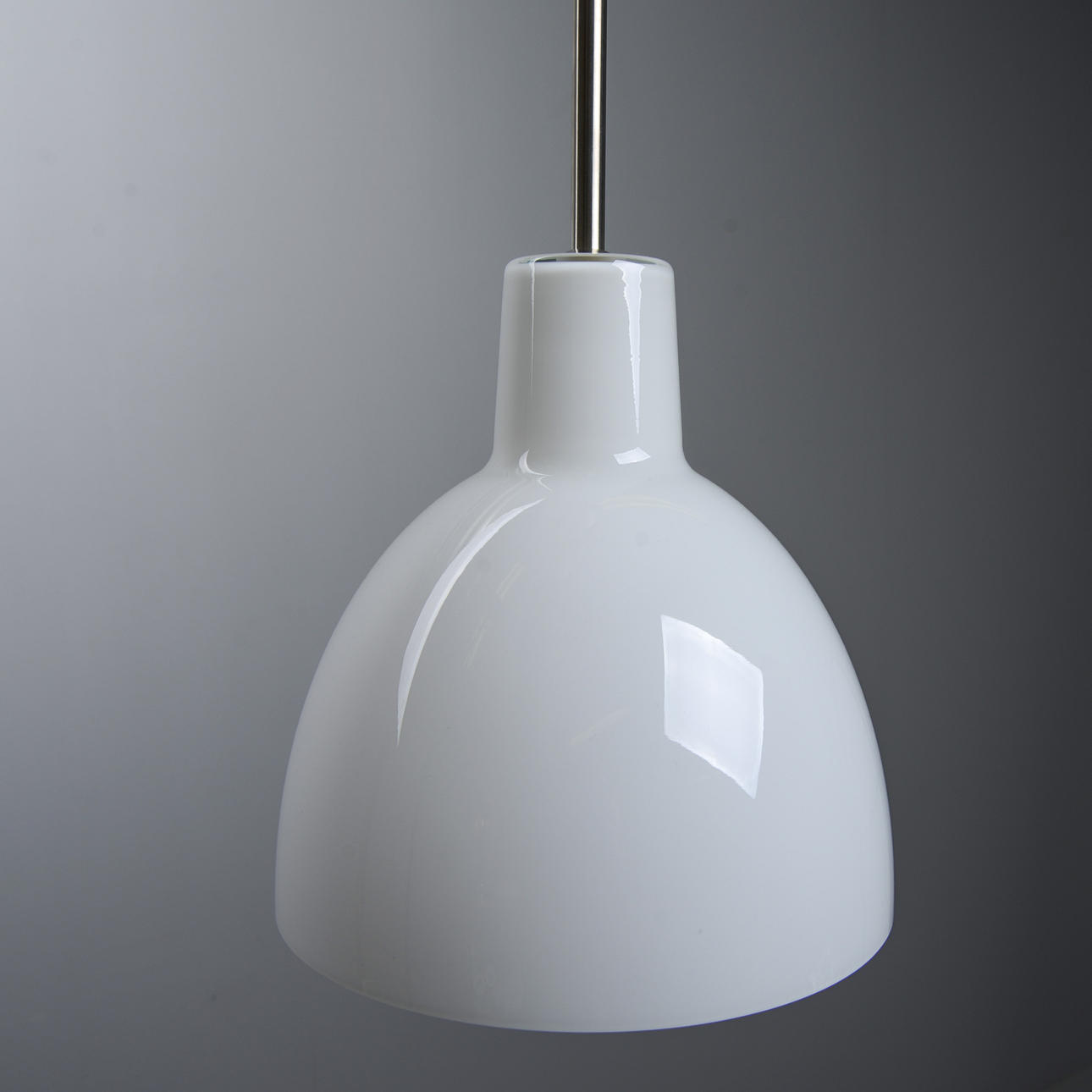 LOFTSLAMPE, „Toldbod“, opalglas, Louis Poulsen, Danmark.