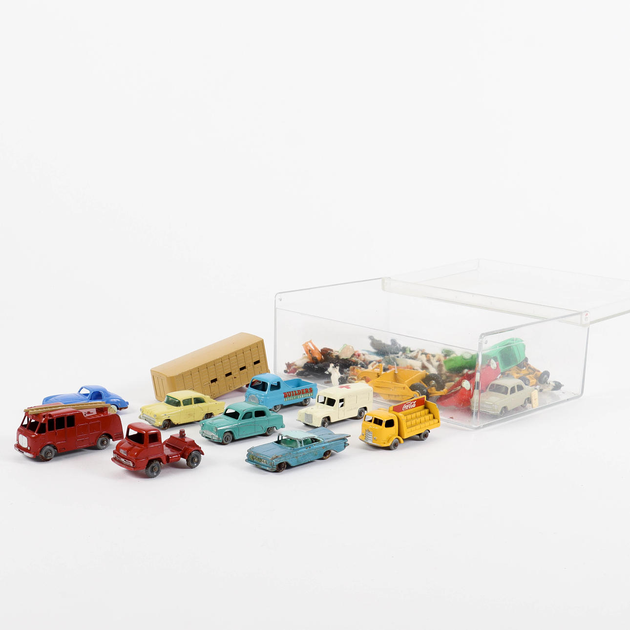 BILAR OCH FIGURER till modelljärnväg.