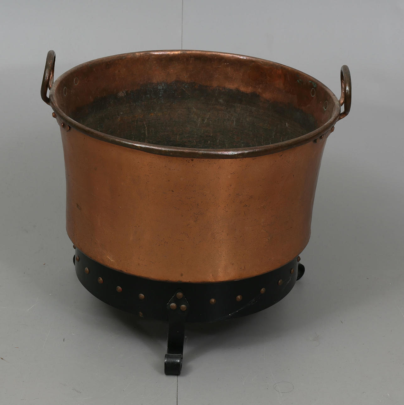 STORT KOPPARKÄRL MED SMIDESSTÄLLNING, 1900-talets första hälft.