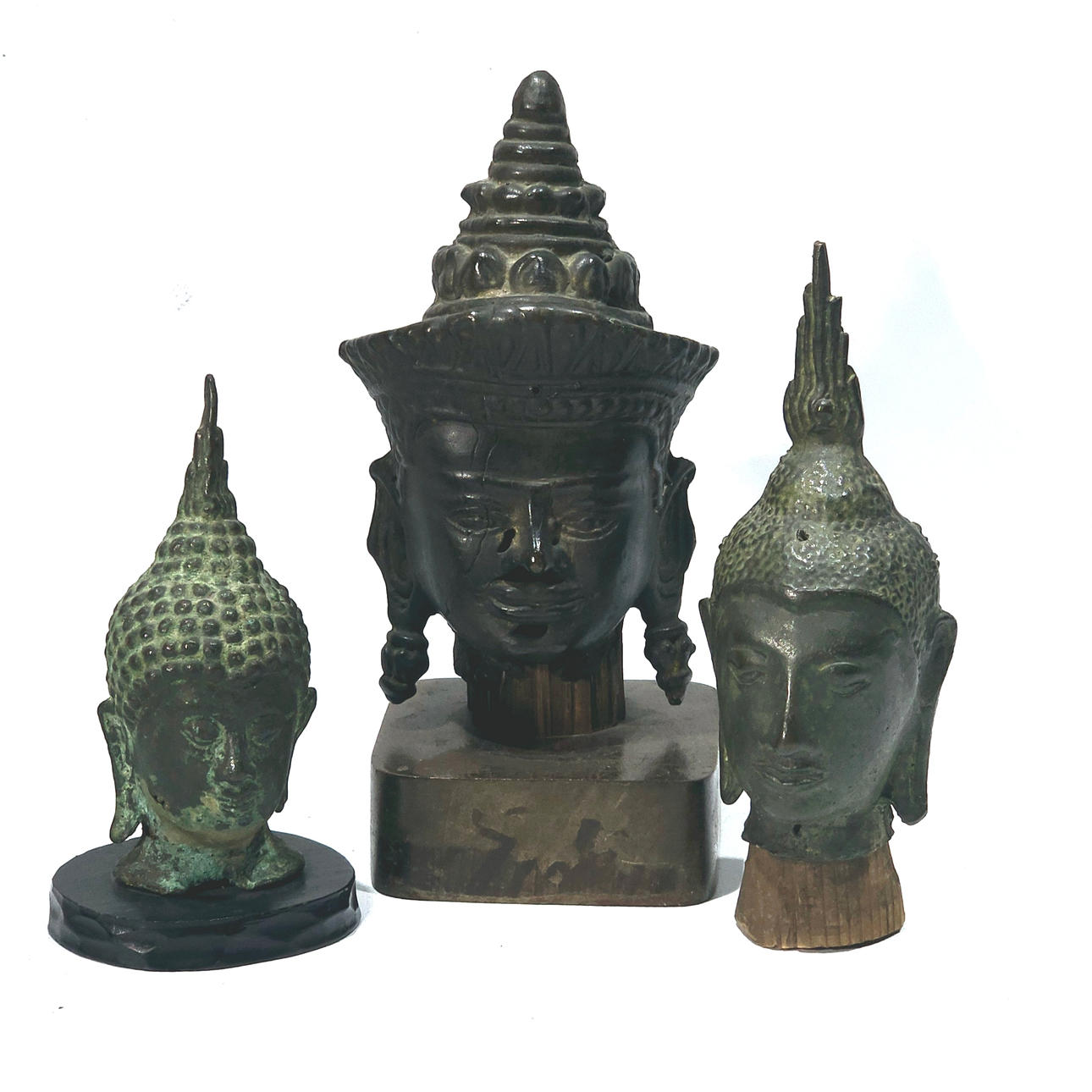 Samling av 3 forntida byster av Buddhas. På träbaser.