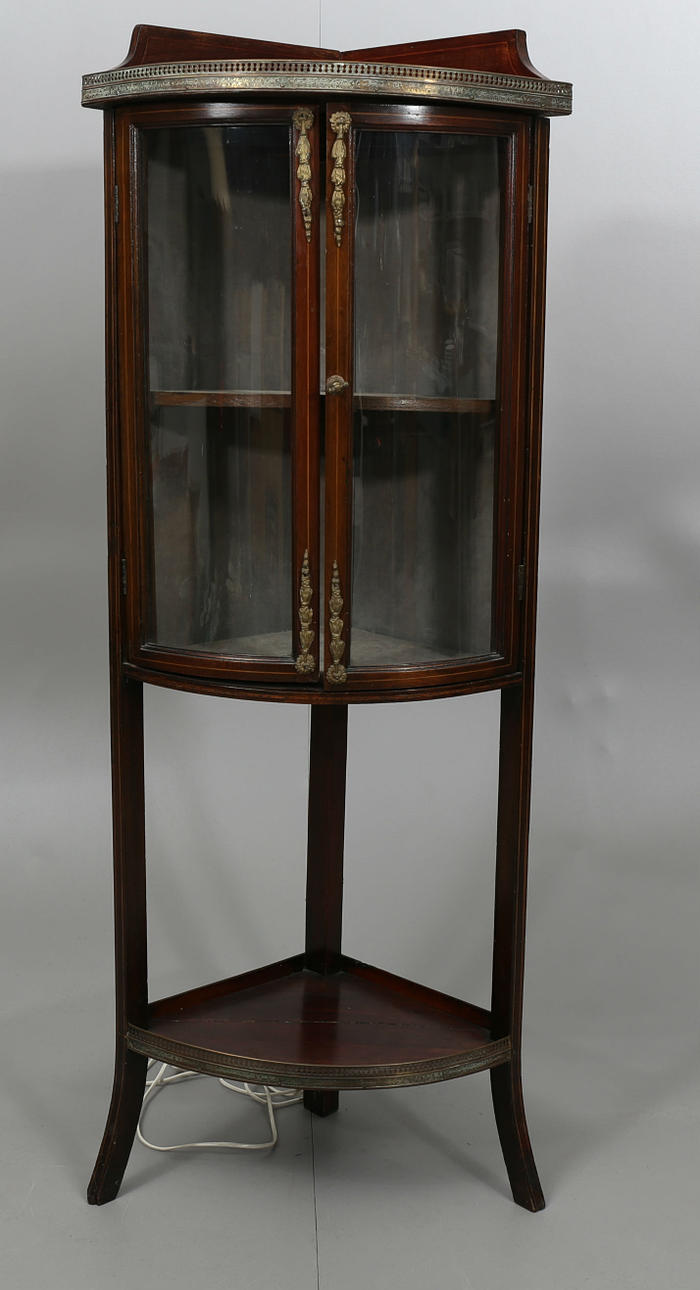 HÖRNVITRINSKÅP, mahogny, 1800-talets andra hälft.