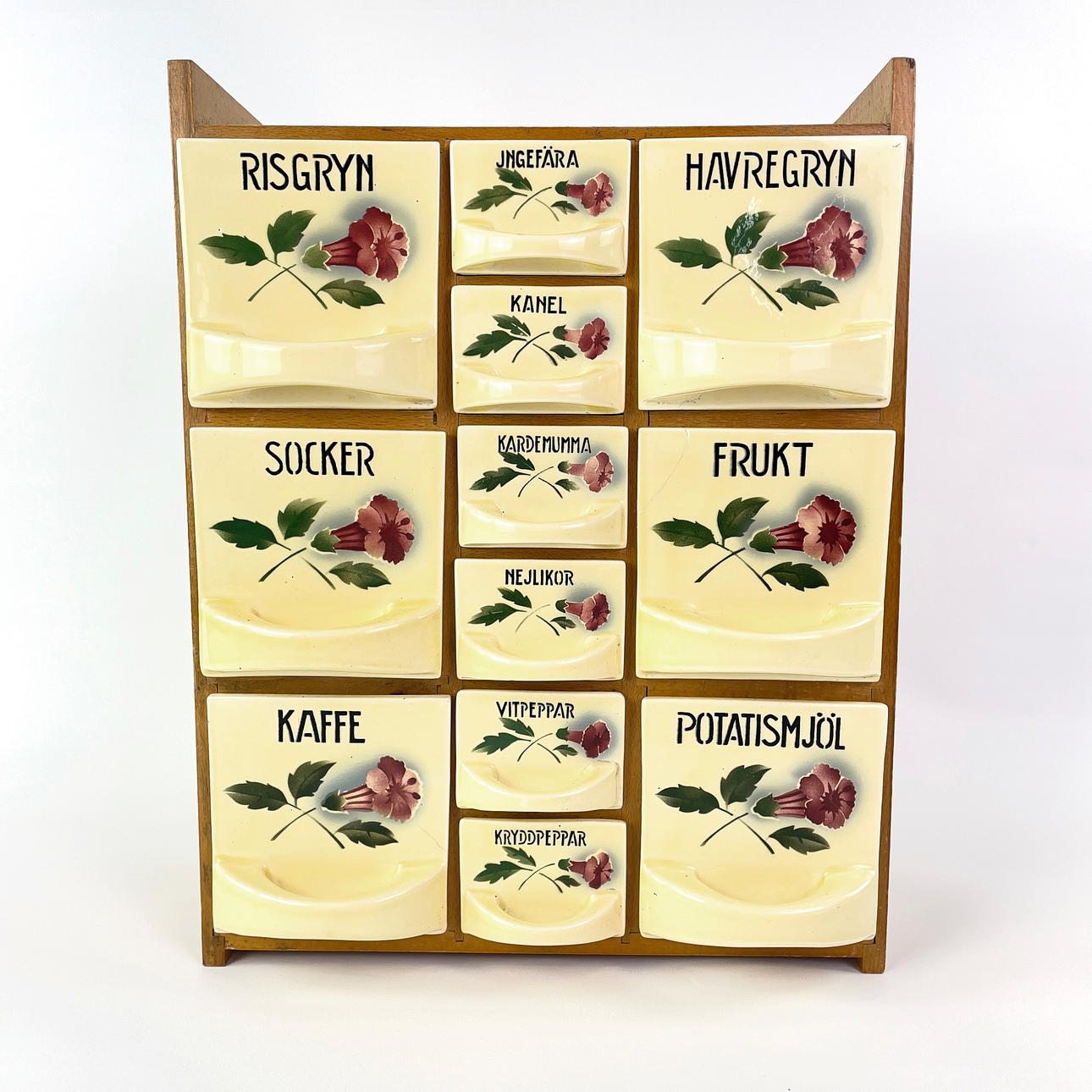 KRYDDSTÄLL, porslin/trä, 1900-tal.