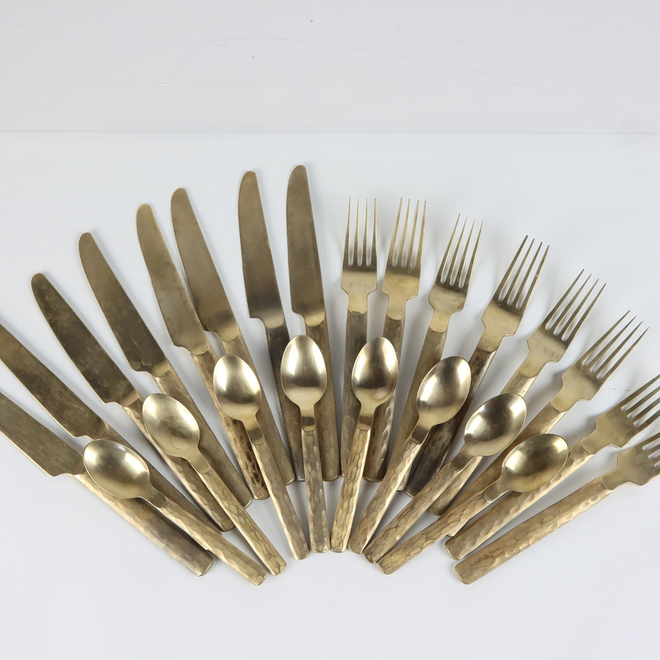 BESTICK, 24 delar, driven mässing, samtida.