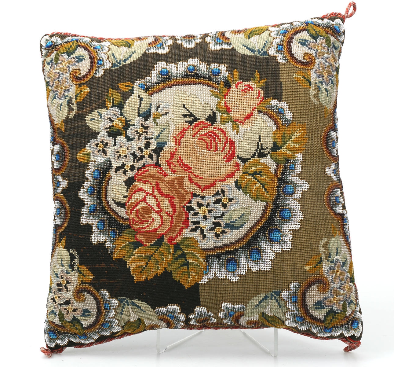 KUDDE, olika tekniker, delvis pärlbroderi, 1900-talets första kvartal.