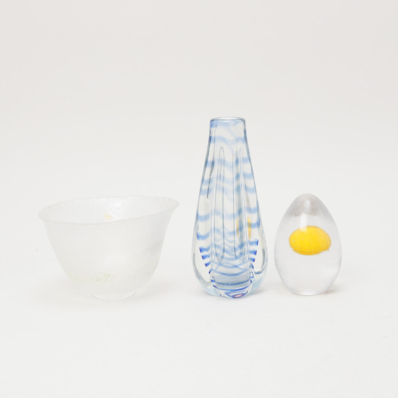 GLASFÖREMÅL, 3 st, bl.a. Kosta.