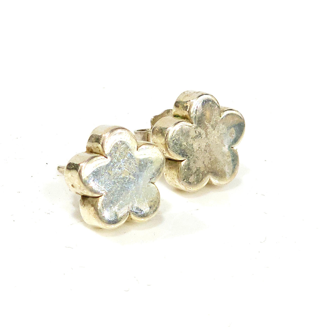 TOUS. Pendientes dormilonas de flores en plata punzonada.