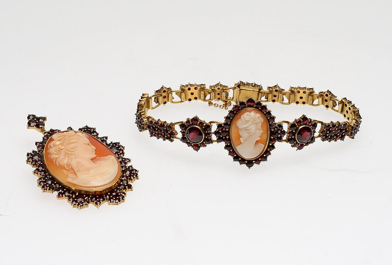 GARNITYR/SET, armband samt hänge/brosch, camé samt granater.