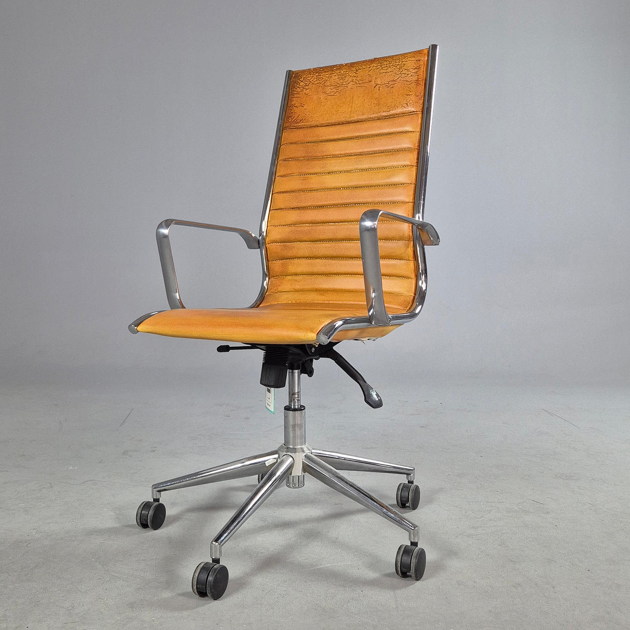 SILLA DE ESCRITORIO INSPIRADA EN CHARLES Y RAY EAMES.