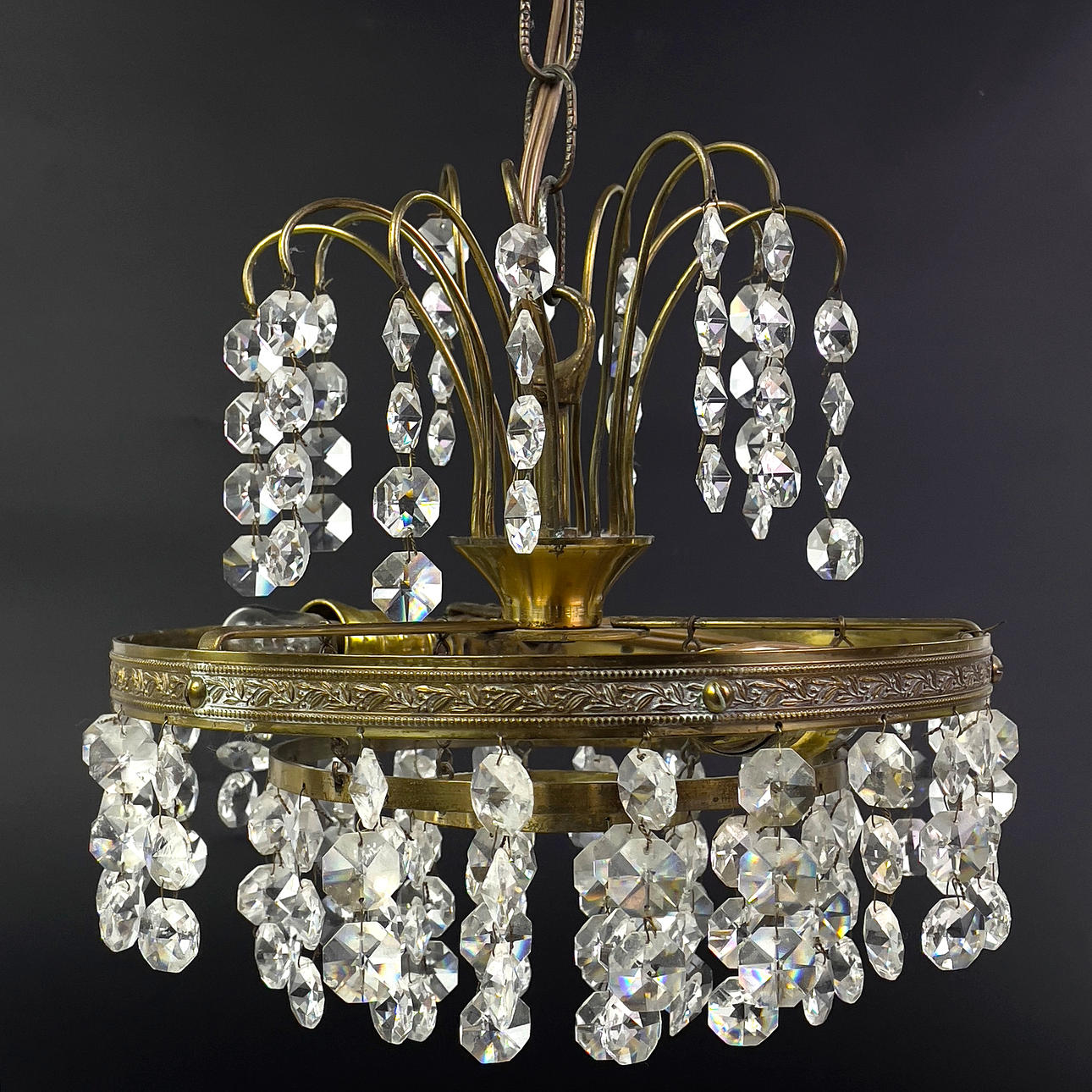 CANDELABRO. Estilo imperio, latón/prismas, siglo XX.