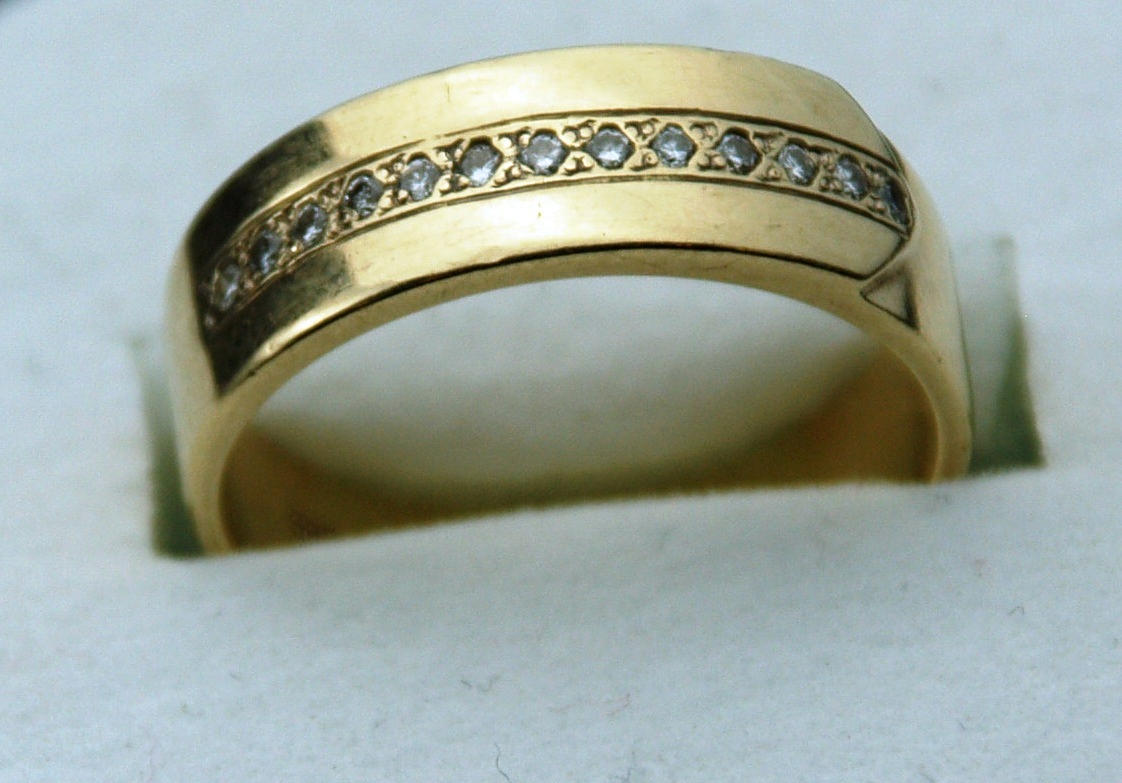 RING, 18K guld med diamanter.