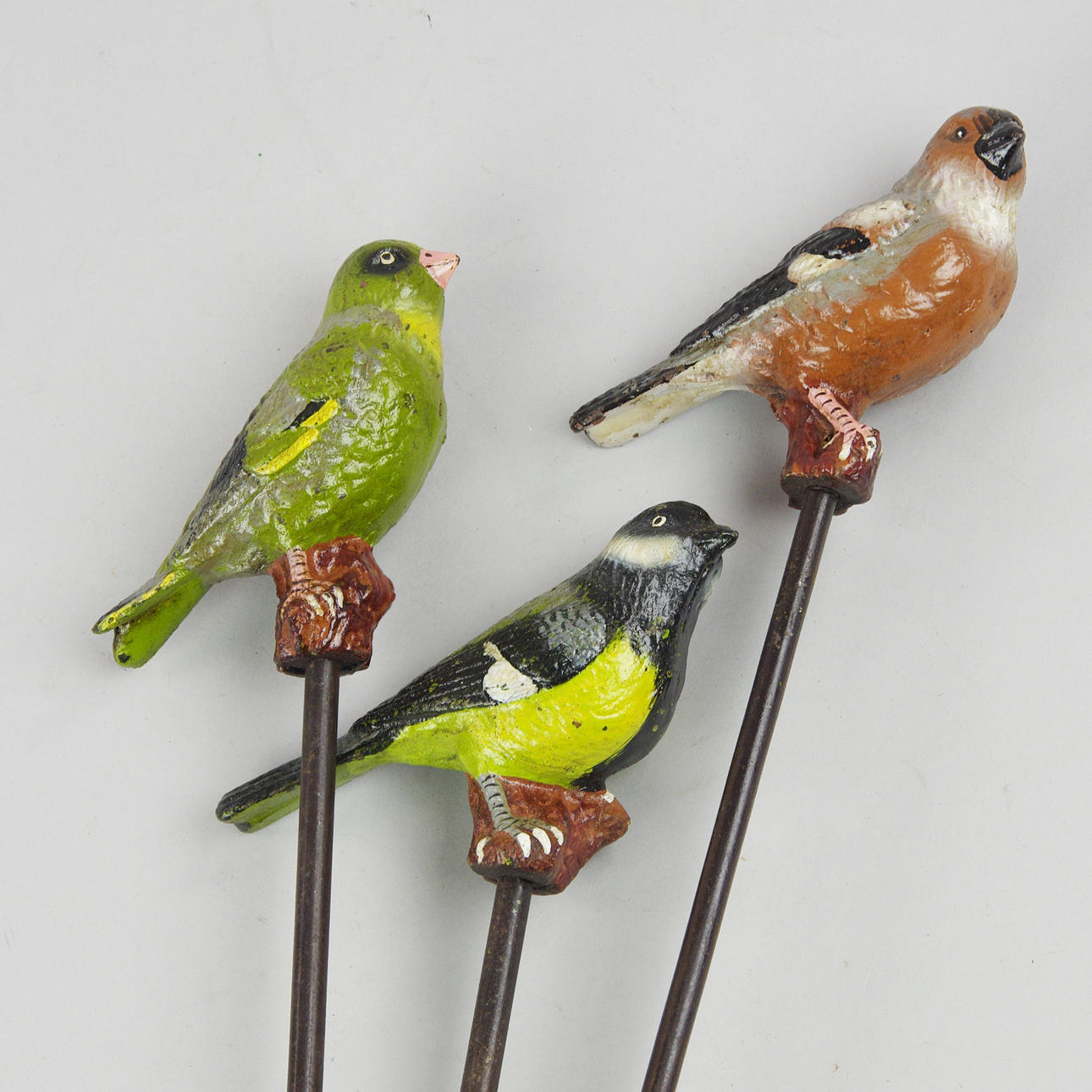 TRÄDGÅRDSPRYDNADER, 3 stycken, fåglar, målad metall, samtida.