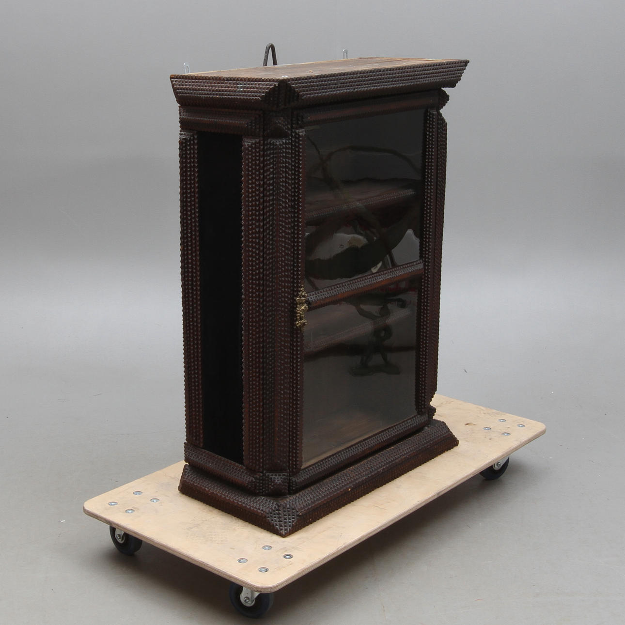 HÄNGSKÅP MED VITRIN, omkring sekelskiftet 1900.