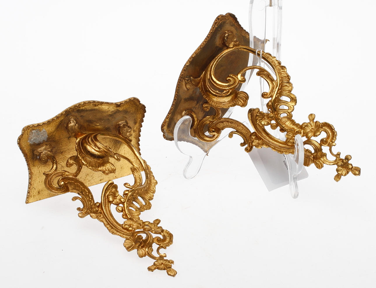 KONSOLHYLLOR ett par. Rokokostil C:a 1900.