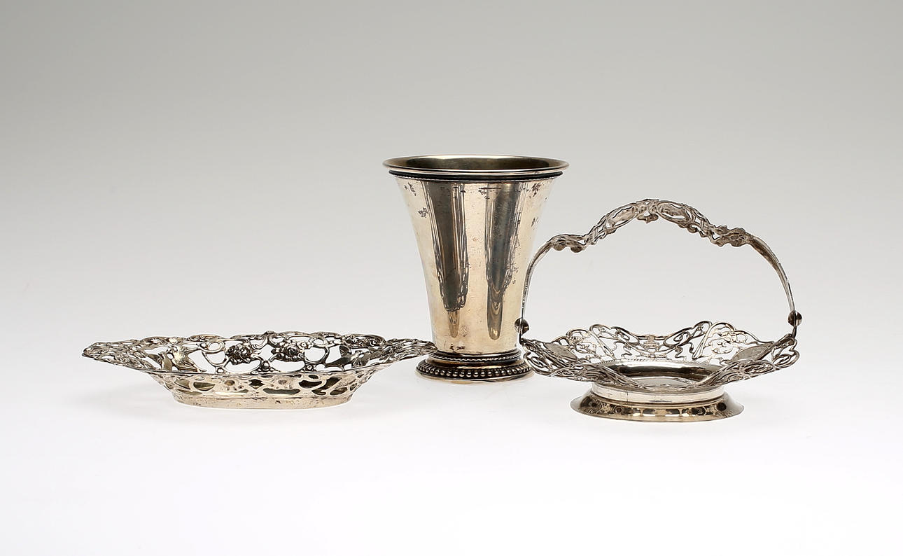 POKAL samt 2 st FAT, silver, vikt ca 202 gram.