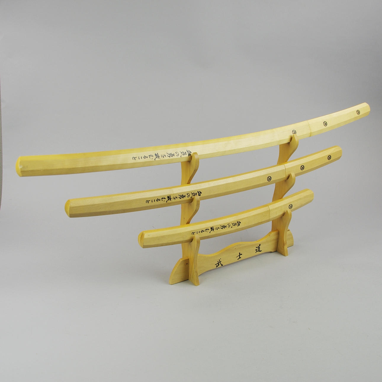 SAMURAJSVÄRD, 3 stycken i ställning, kopior, 1900/2000-tal.