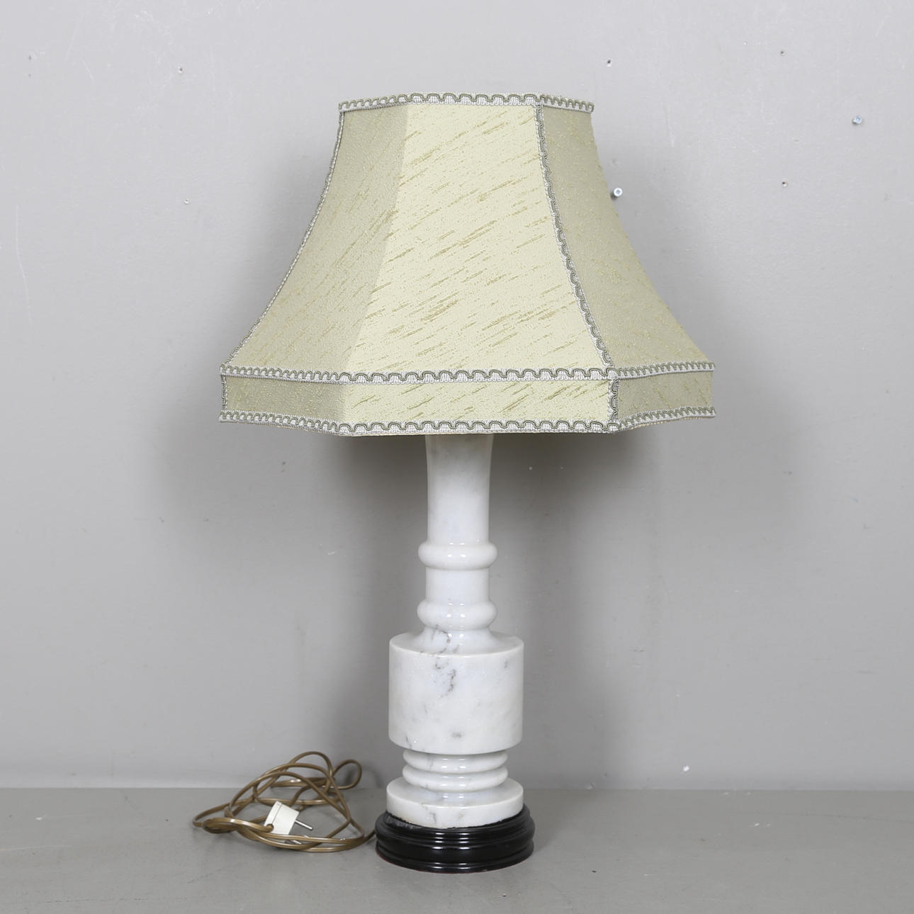 BORDSLAMPA, alabaster, 1900-tal.