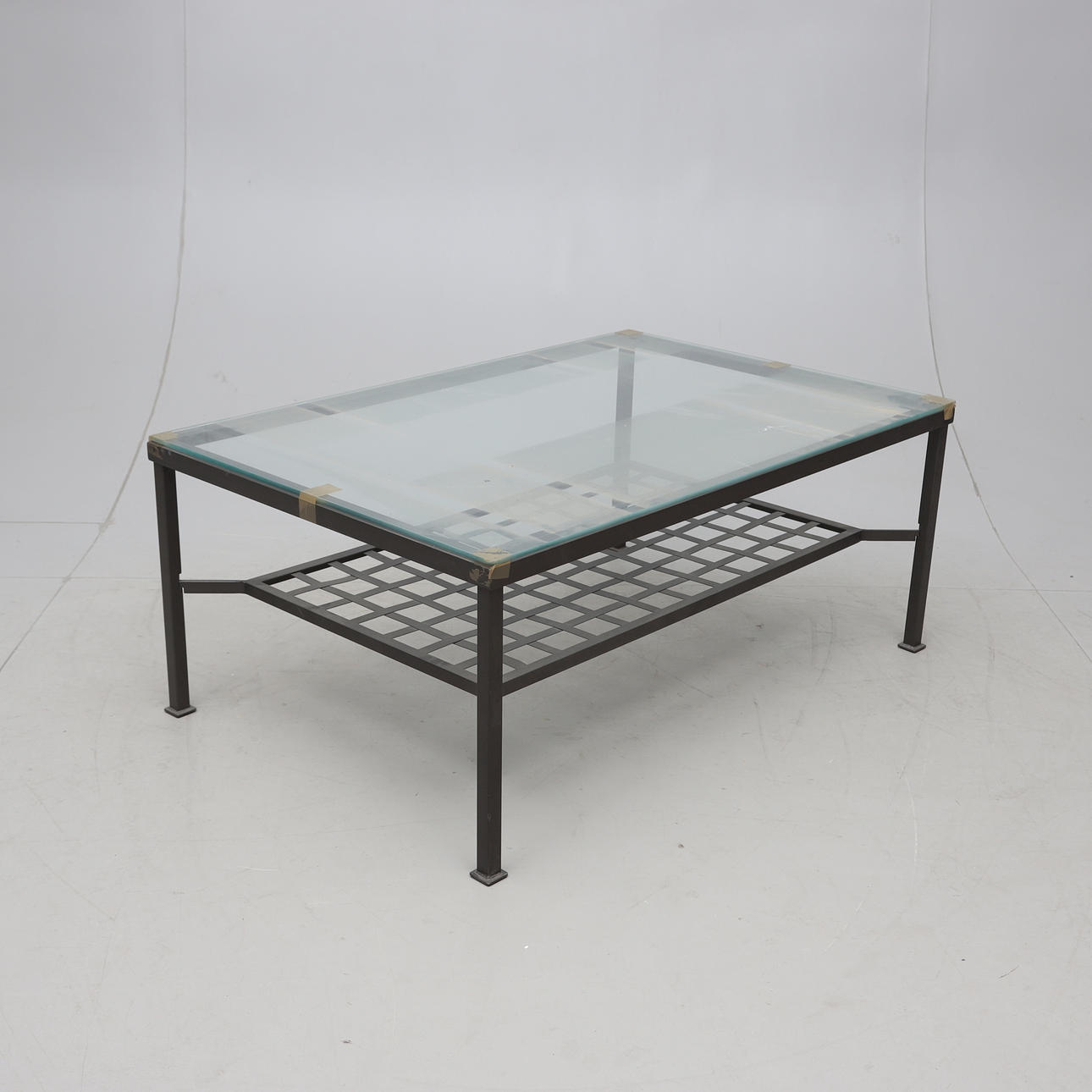 Ein Couchtisch „Granås“ aus Metall/Glas, Ikea, 21. Jahrhundert.