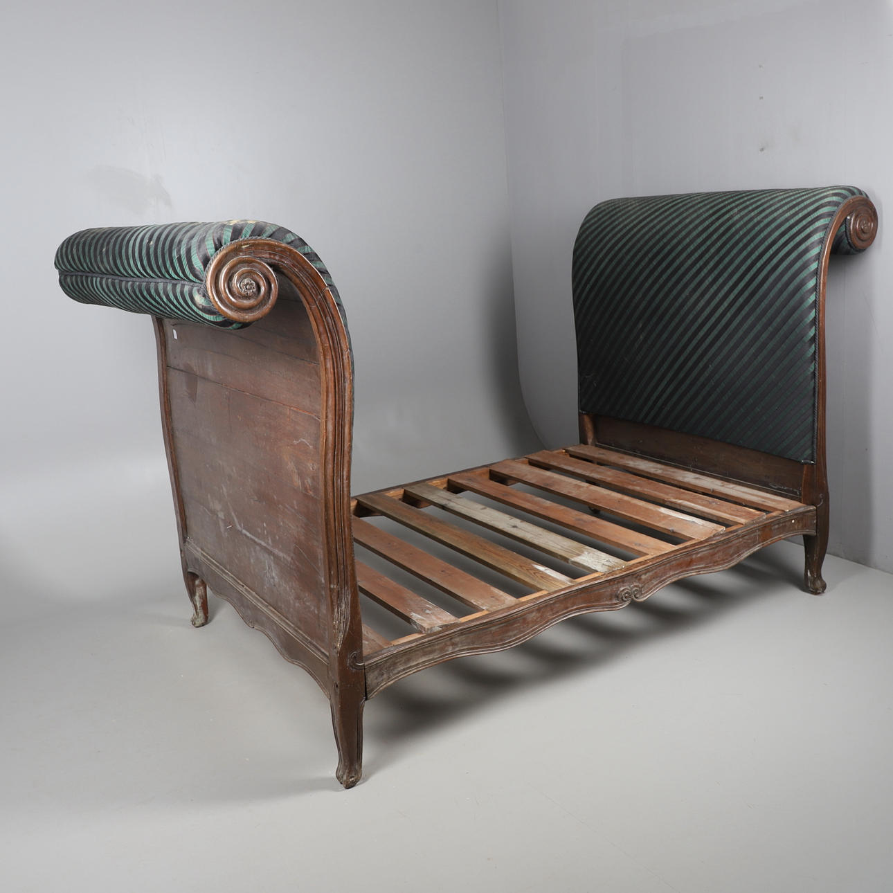 STOR DAGBÄDD FRÅN 1800-TALET.