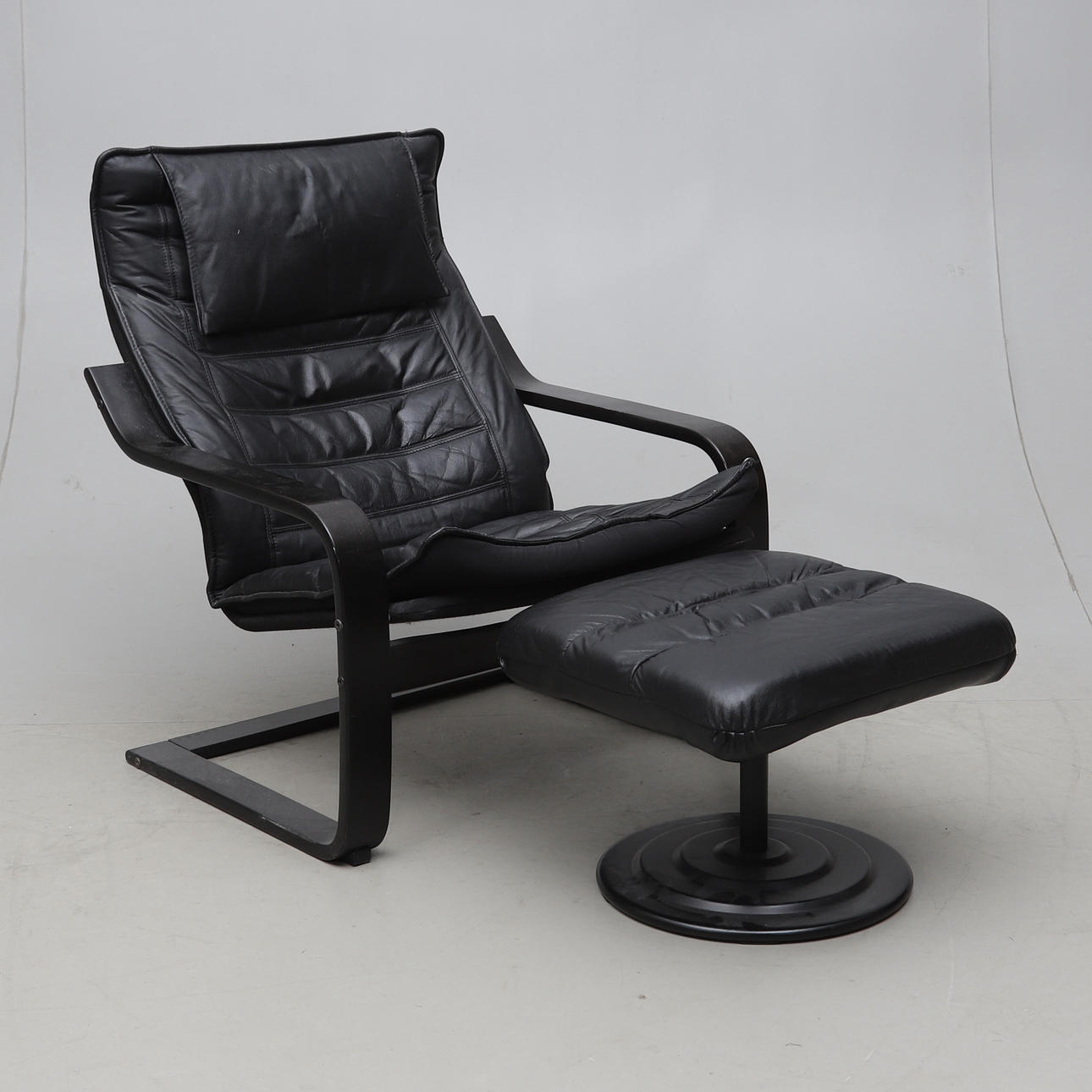 A wood/leather “Poäng/Poem” armchair, IKEA, with footrest, 20th 