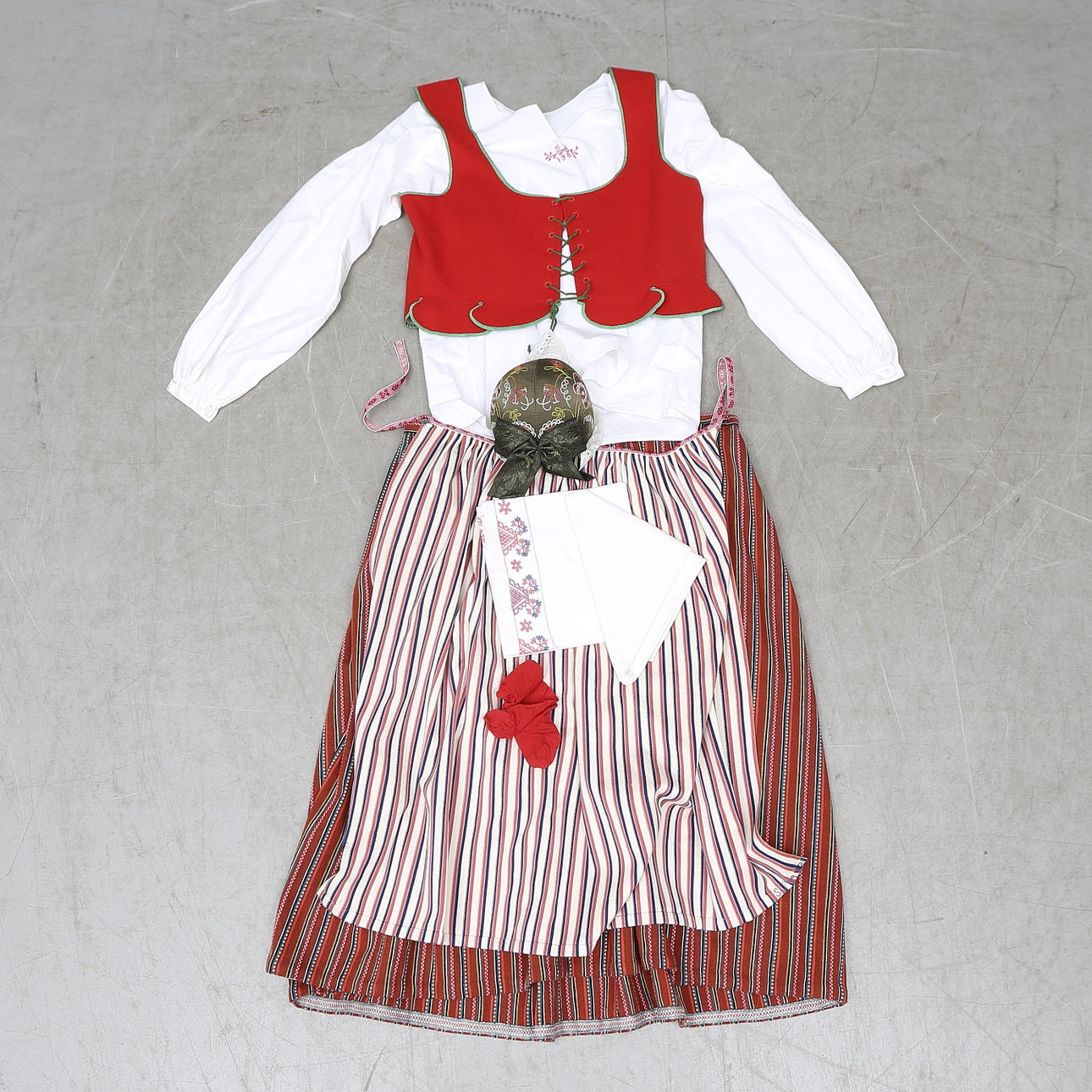 FOLKDRÄKT, 7 delar. Skedevidräkt, 1980-tal.