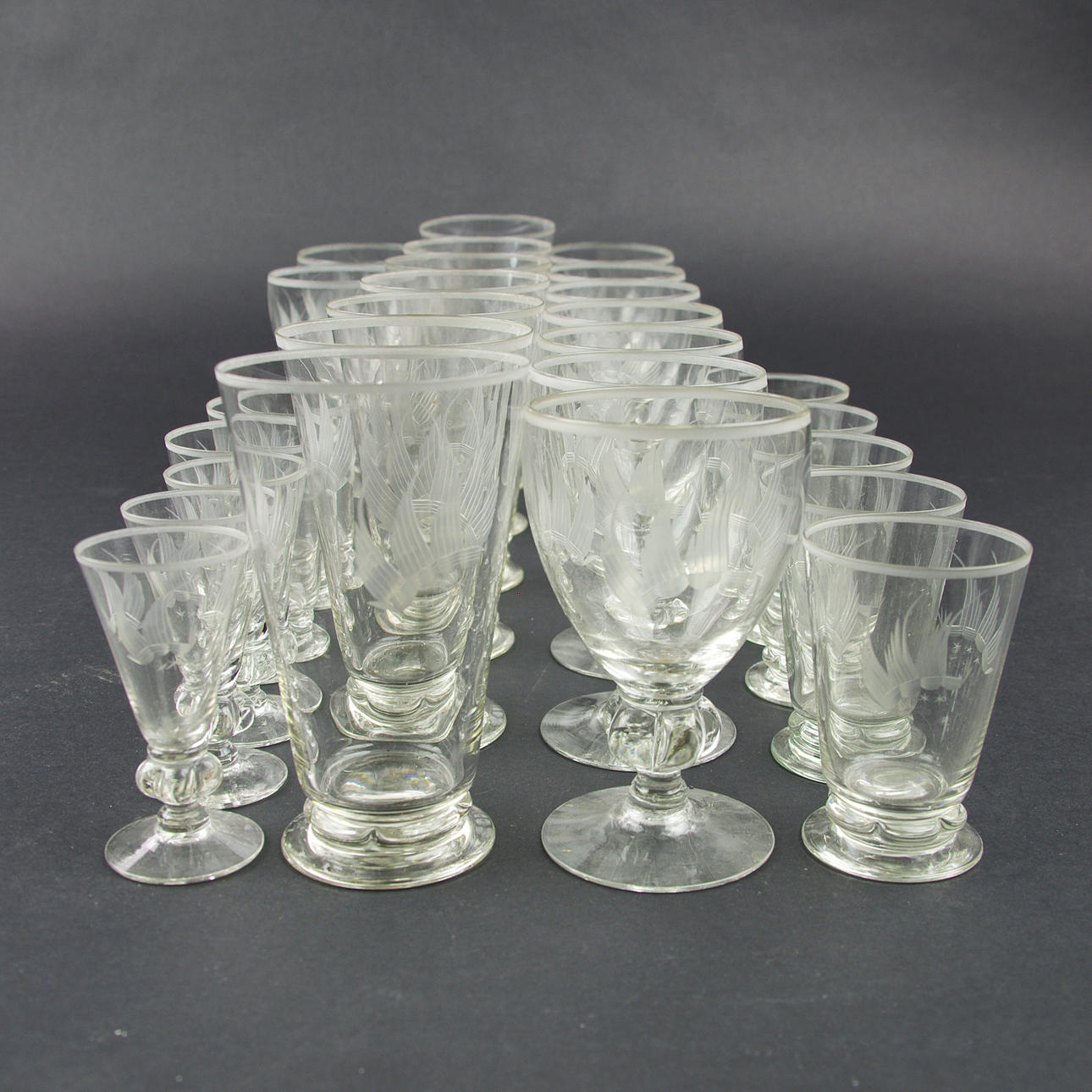 GLASSERVIS med etsad dekor, Kristallfabriken Skandia.