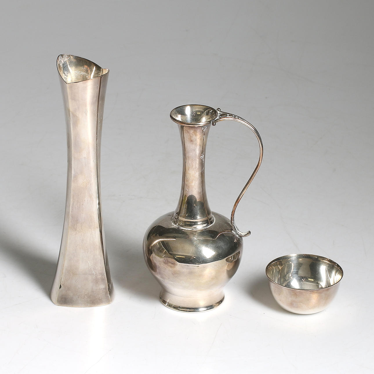 VASER och SKÅL, 3 delar, silver, bl.a. Tage Göthlin, Tesi, Göteborg. Vikt 306 gram.
