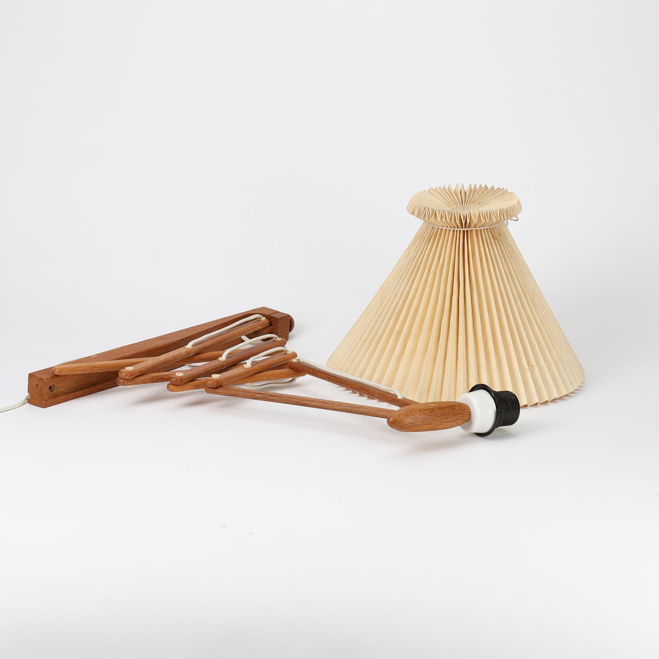 Vägglampa, ek, Le Klint, Danmark 1900-talets andra hälft.