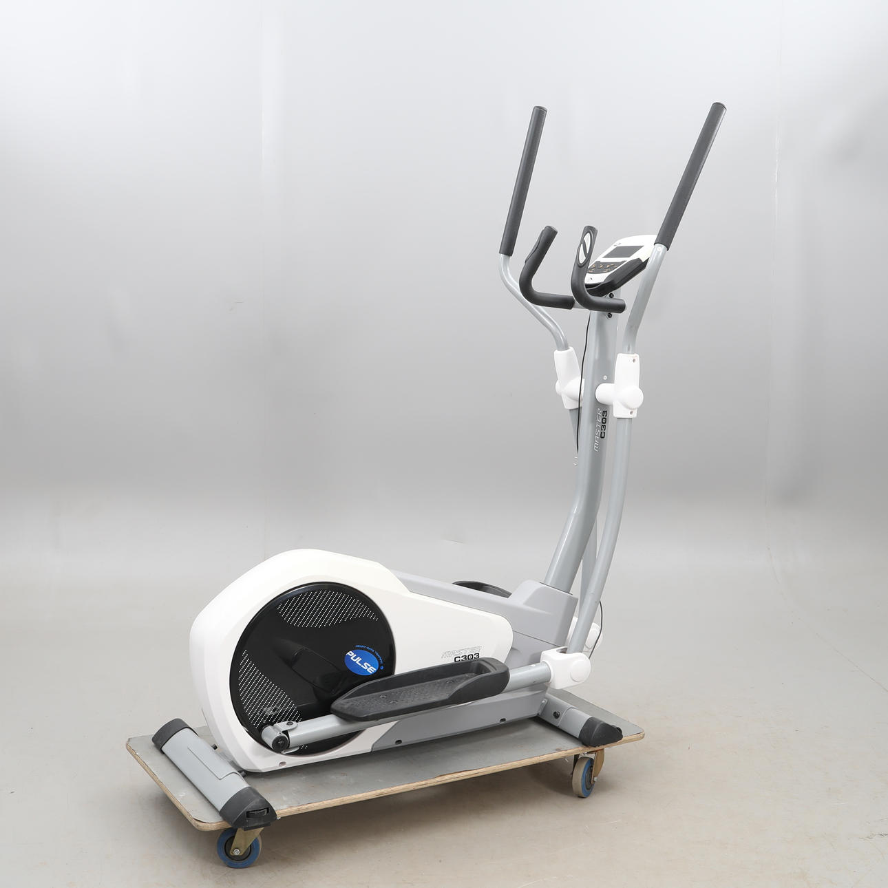 ELLIPTICAL CROSS TRAINER. Master c303.