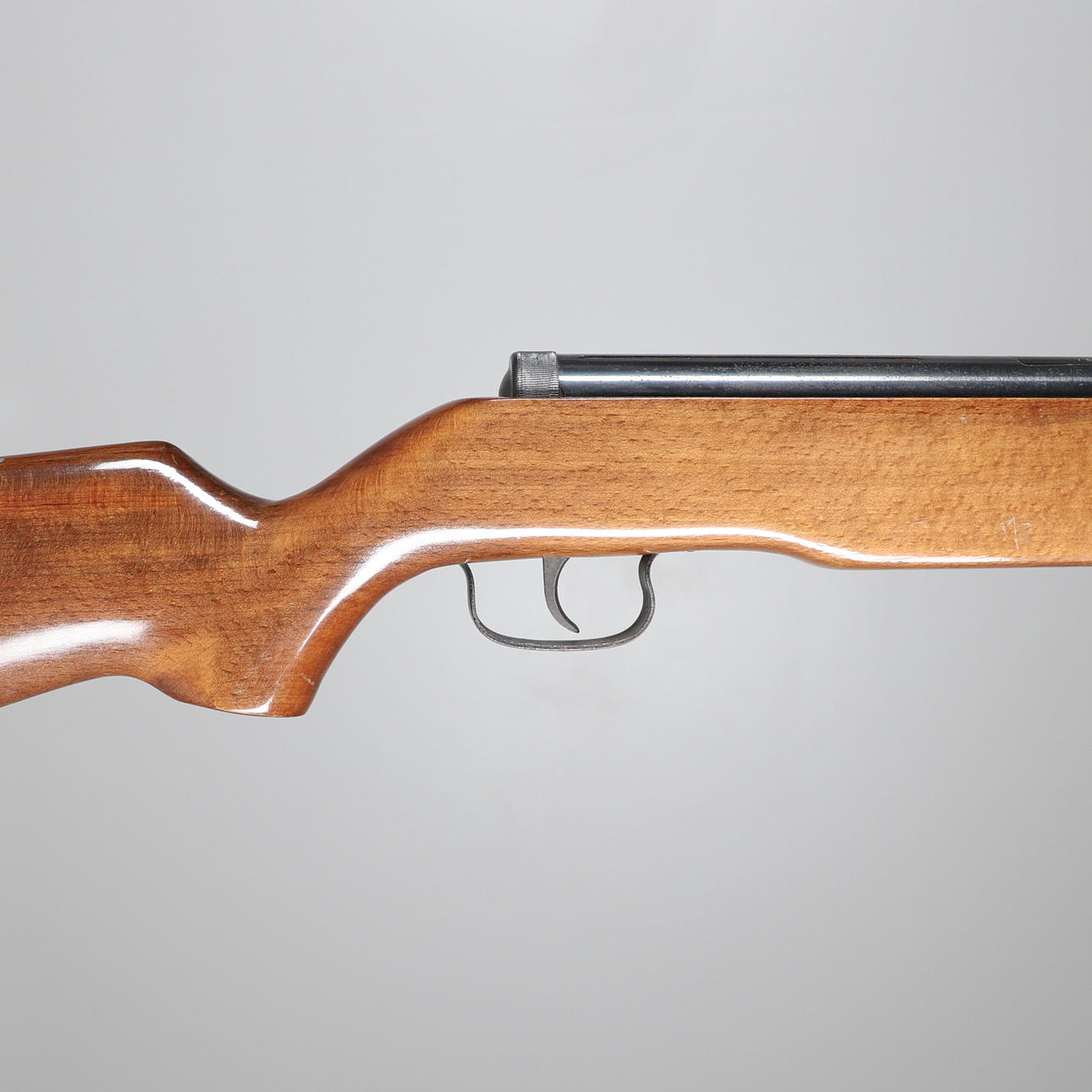 AN A.S.I. COMMANDO .22 AIR RIFLE. Weapons & Militaria - Airguns - Auctionet