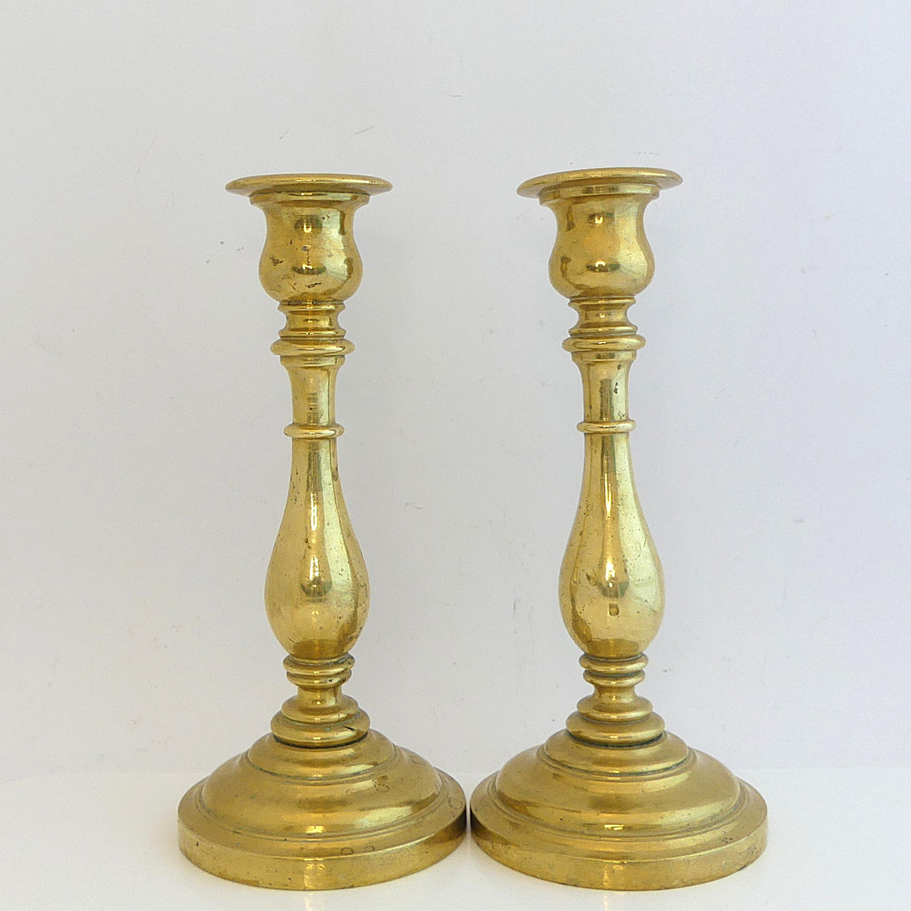 LJUSSTAKAR, ett par, mässing, 1800-tal.