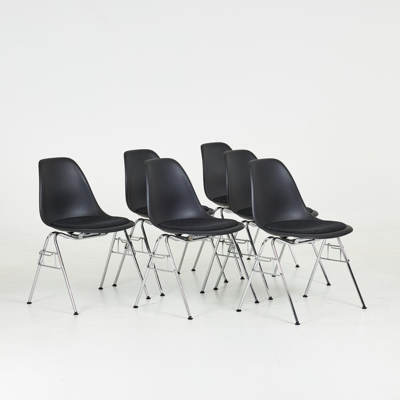 CHARLES & RAY EAMES, 6 Stück, Stühle, Modell Eames Plastic Chair DSS, schwarz, Vitra, 2018, unten markiert.