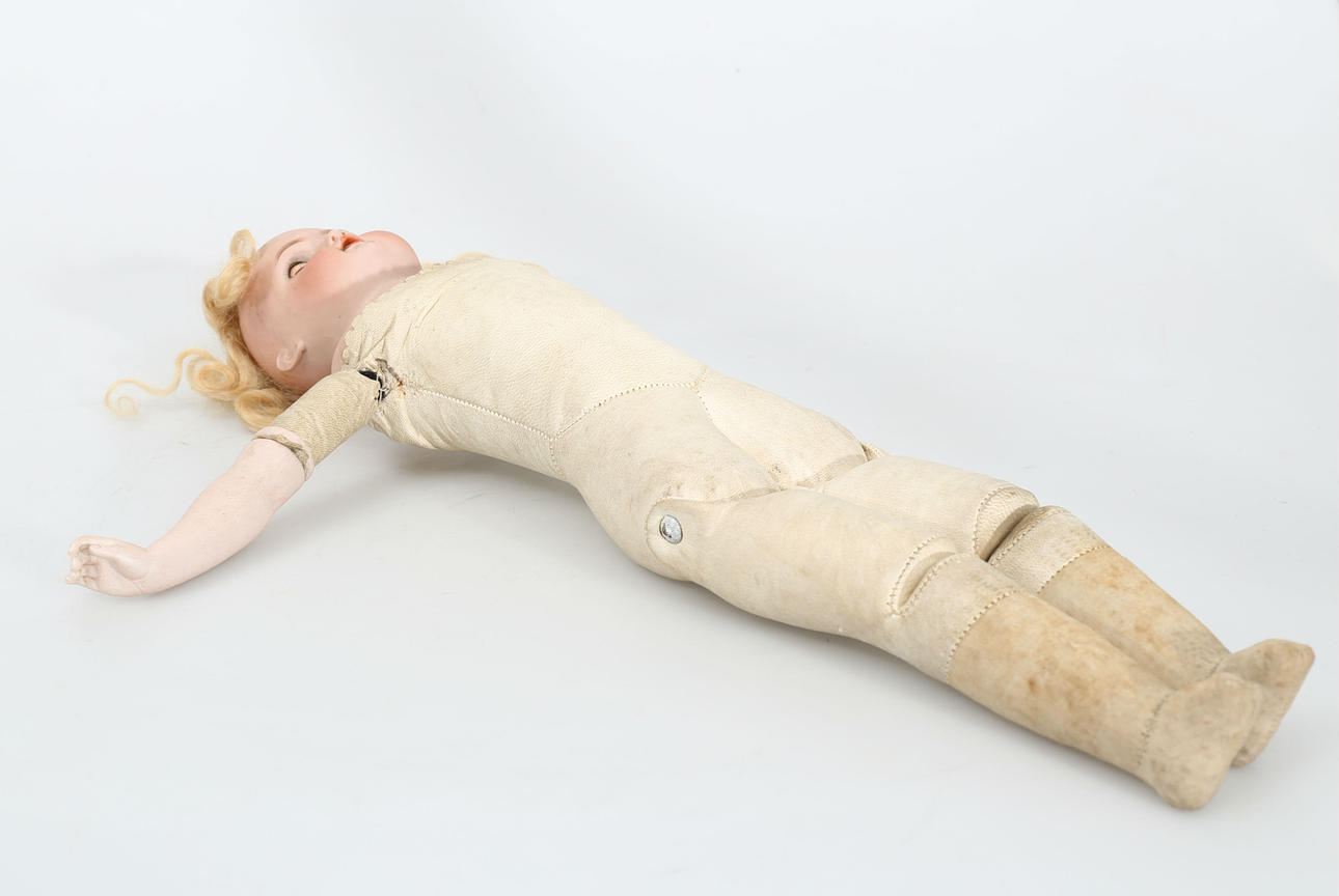 DOCKA, porslin och läder, 1900-talets första kvartal.