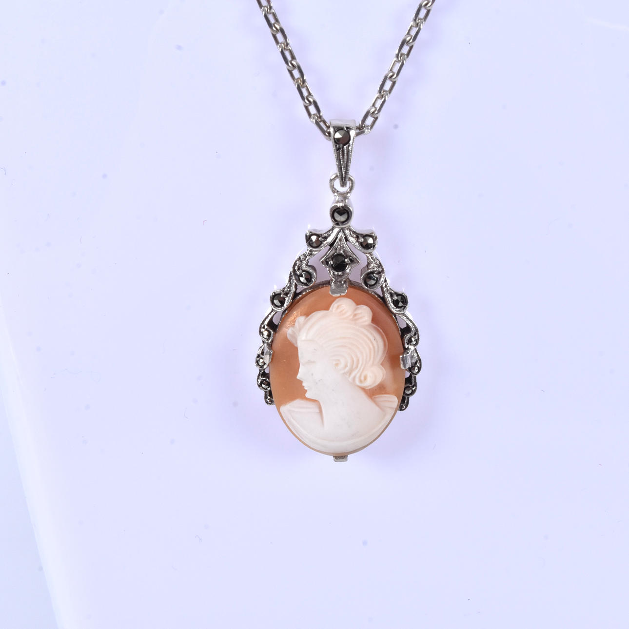 CAMEO PENDANT WITH CHAIN, silver.