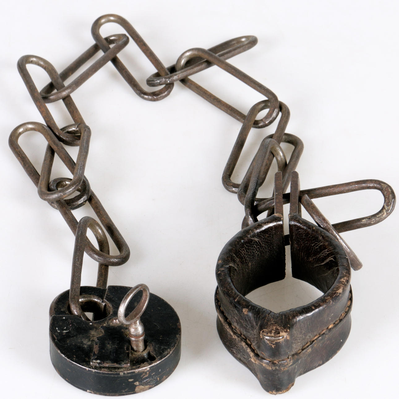 HANDFÄNGSEL, med lås från E.A. Naesman, Eskilstuna, 1800-tal.